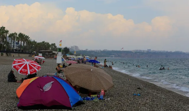 Antalya’nın Konyaaltı Plajında Beklenmedik Yağmur Sürprizi