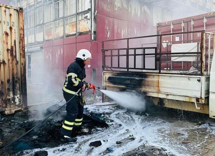 Antakya’da Kamyonette Çıkan Yangın Konteynırı Küle Çevirdi!