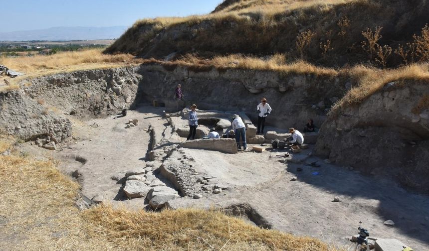 Arslantepe Höyüğü'nde En Eski Buluntular Ortaya Çıktı!  7 Bin Yıllık Hayvan Figürlü Mühürler